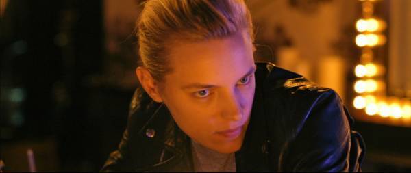 ジェンダーレス女優エリカ・リンダー「魂を吹き込んだ」『アンダー・ハー・マウス』