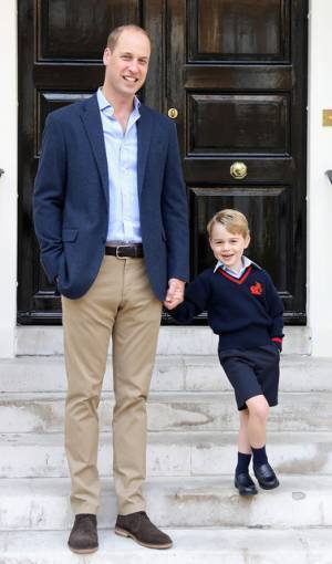 ジョージ王子、父・ウィリアム王子に手を引かれて初登校！