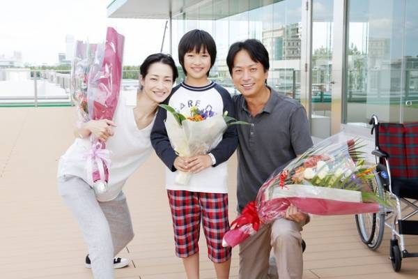 椎名桔平＆りょう“橘一家”クランクアップ！「コード・ブルー」