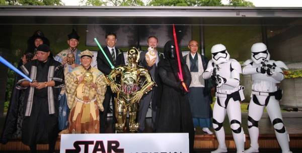 『スター・ウォーズ』監督、世界遺産・平等院を訪れ狂言＆武人画屏風に驚嘆「ゴージャス！」