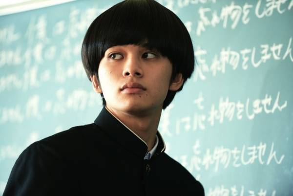 北村匠海、マッシュルームカットに！ 松岡茉優主演『勝手にふるえてろ』