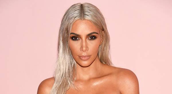 キム・カーダシアン、学生時代の“カンニング方法”の秘密を暴露