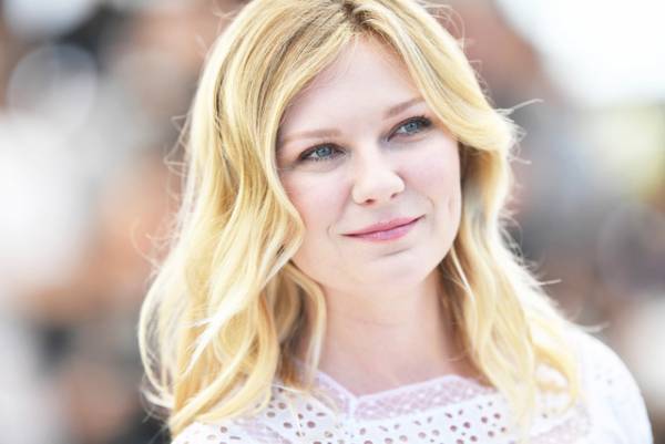 キルスティン・ダンスト、新作映画で誤って本物の大麻を吸いハイに…