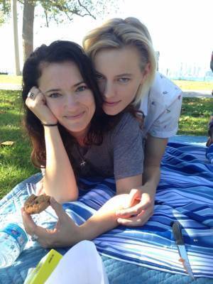 エリカ・リンダーのオフショット入手！「私のジョニー・デップ」と監督絶賛『アンダー・ハー・マウス』