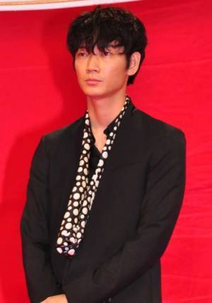 劇中では目を合わせない二宮和也＆綾野剛、大観衆を前にイチャイチャ？