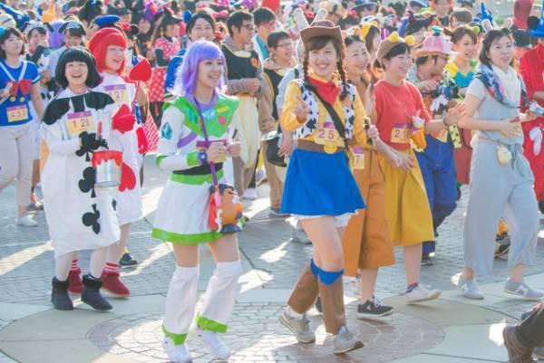 【ディズニー】ミッキーたちも応援！開園前のパークを仮装で走る特別イベントが初開催