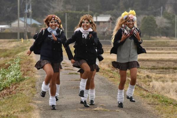 新垣結衣、ガングロギャルにセーラー服姿…七変化する場面写真到着！ 『ミックス。』