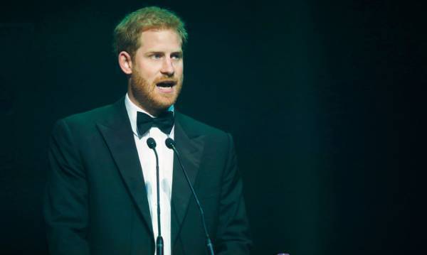 ヘンリー王子、母ダイアナ妃の代理で「レガシー賞」を受け取りスピーチ