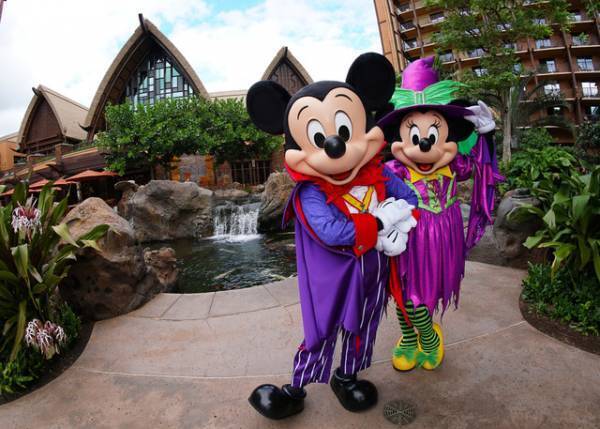 【海外ディズニー】ハロウィン限定コスのミッキーたちがお出迎え！アウラニ