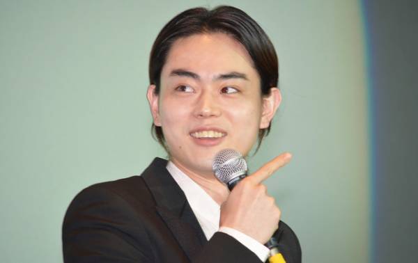 菅田将暉、釜山からヘリで駆けつけ！ 板尾創路が一言「スターですよ！」