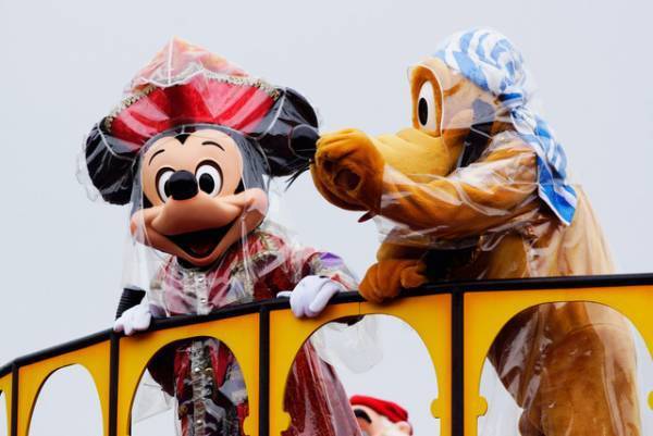 【ディズニー】雨バージョンでも“妖気”にハロウィン・パーティー 「ザ・ヴィランズ・ワールド」