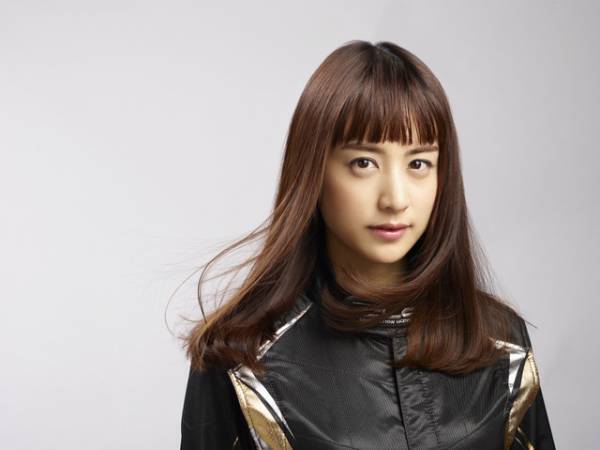 山本美月、TVドラマ初主演！レーシングスーツにご満悦「私だけのもの」