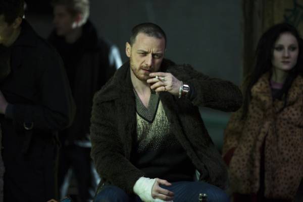 ジェームズ・マカヴォイ、警官の股間直撃！『アトミック・ブロンド』アクションシーン