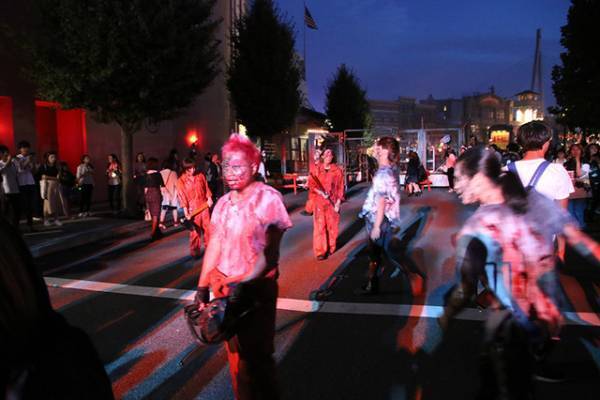 【USJ】夜のユニバは本気の“#最ギャー” ！史上最多20種以上のゾンビ群襲来