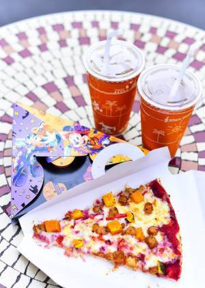 【ディズニー】名物ピザをハロウィン特別仕様で！「キャプテンフックス・ギャレー」限定メニュー