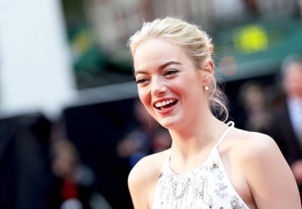 エマ・ストーン、「サタデー・ナイト・ライブ」の脚本家とデート？