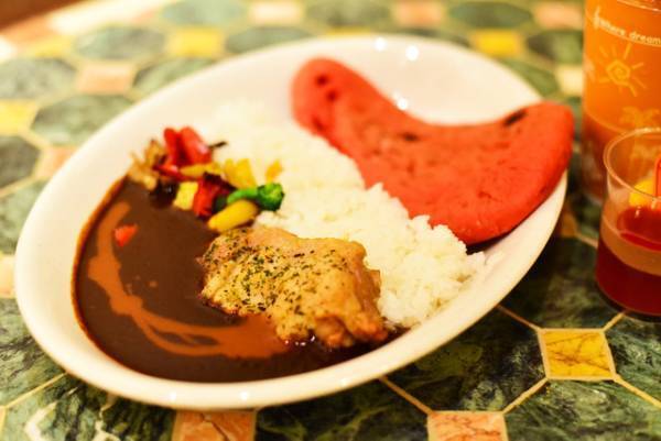 【ディズニー】雨でも楽しめる！本格カリーと華やかなマジック「カスバ・フードコート」