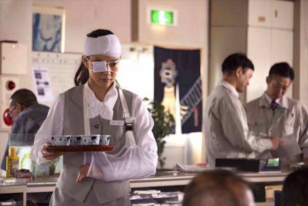 蒼井優、全身包帯の変わり果てた姿に!?『かの鳥』衝撃的すぎる場面写真入手