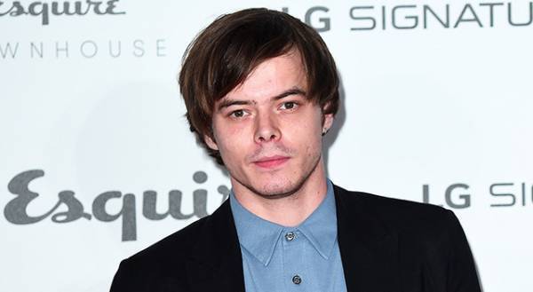 「ストレンジャー・シングス」ジョナサン役俳優、コカイン所持で入国できず？