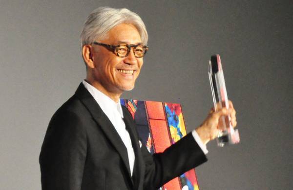 坂本龍一、SAMURAI賞の刀模したトロフィーを手に『戦メリ』撮影時の“悪行”を告白