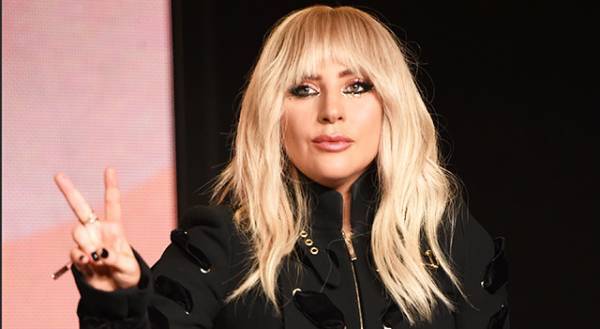 レディー・ガガ、交際中のエージェントと婚約か？