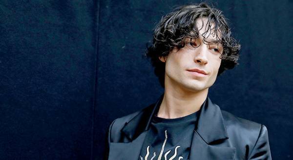 エズラ・ミラー、批判を受けた“カミングアウト”を5年ぶりにふり返る