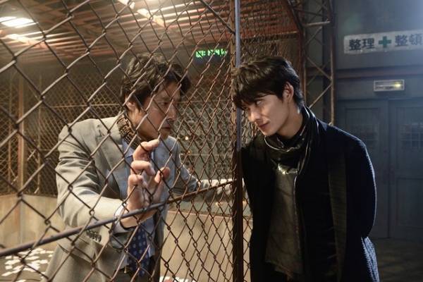 堤真一×岡田将生が対峙！「名刺ゲーム」場面写真＆追加キャスト解禁