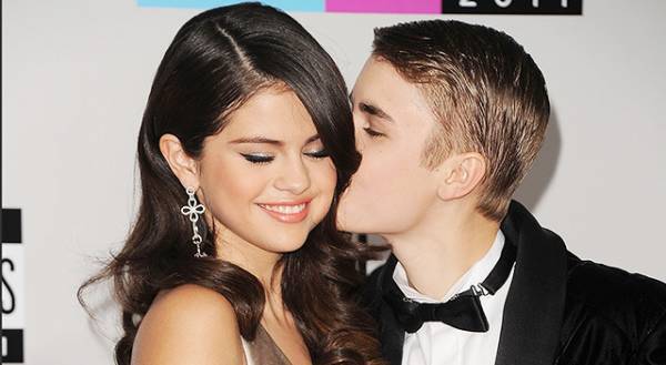 セレーナ・ゴメス、ホッケー試合中のジャスティン・ビーバーにキス！