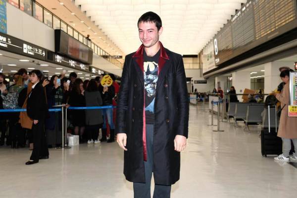 エズラ・ミラーの日本愛にファン歓喜！「いま、スーパーハッピーだよ！」