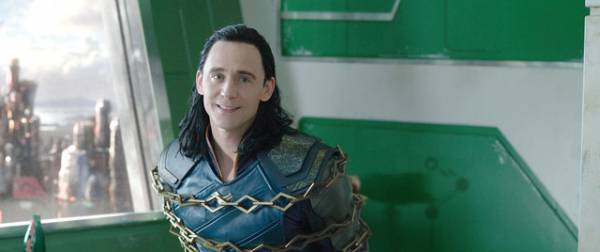 トム・ヒドルストン、“兄”クリヘムと共演するのが「大好き！」