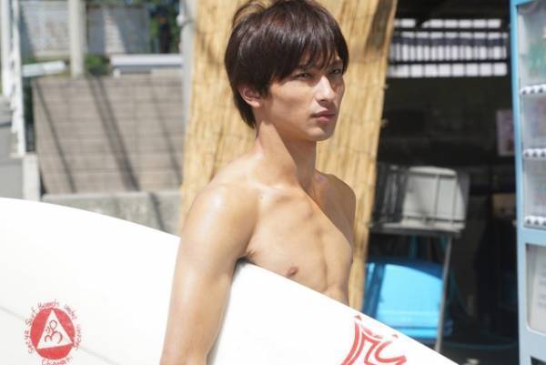 横浜流星がサーフィンに初挑戦！ 川口春奈に片想い…「しろときいろ」