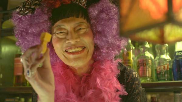 遠藤憲一、BARのママで人生相談！「もう飲まなきゃやってられない」!?