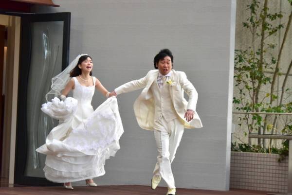 森川葵×前野朋哉の凸凹カップル、愛の逃避行!?「いい夫婦の日」に新写真到着『嘘八百』