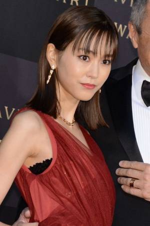 桐谷美玲、深紅のロングドレスで登場！授賞式MCに初挑戦