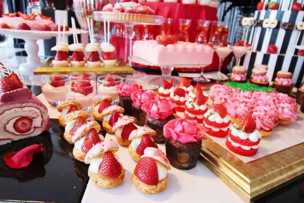 “お嬢様気分”なデザートブッフェ「いちごに恋するマスカレード」ヒルトン東京お台場にて開催！