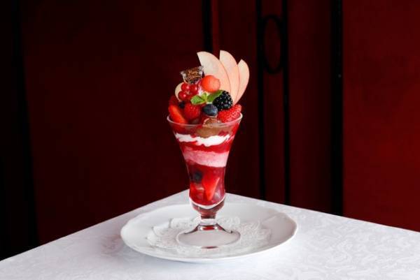銀座・資生堂パーラーにクリスマススイーツ登場！ベリーパフェやアップルパイで至福のひととき
