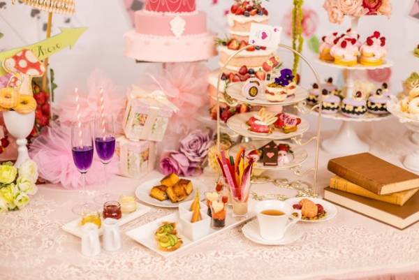 “不思議の国のアリス”の世界に入り込んだような、大人かわいいティータイム！