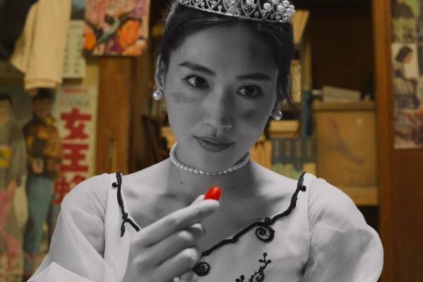 綾瀬はるか、“モノクロ姫”の場面写真公開！ 『今夜、ロマンス劇場で』