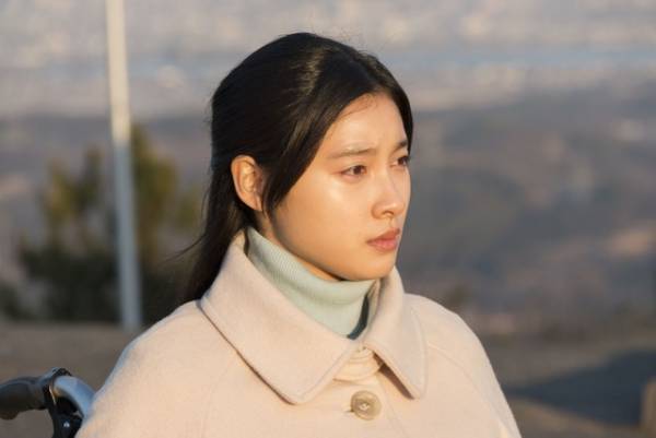 土屋太鳳が想いを馳せる人とは…？『８年越しの花嫁』場面写真独占入手