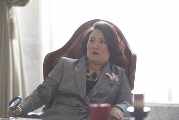 桐谷美玲、個性的なファッションを披露！ ジャージ＆軍服、そして…呪術師!?