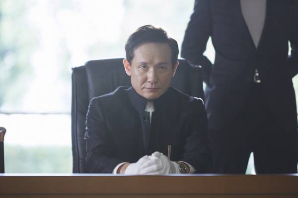 桐谷美玲、個性的なファッションを披露！ ジャージ＆軍服、そして…呪術師!?