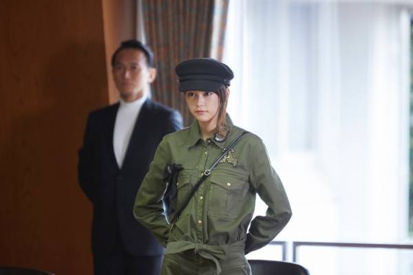 桐谷美玲、個性的なファッションを披露！ ジャージ＆軍服、そして…呪術師!?