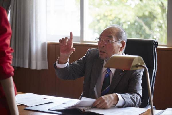 桐谷美玲、個性的なファッションを披露！ ジャージ＆軍服、そして…呪術師!?