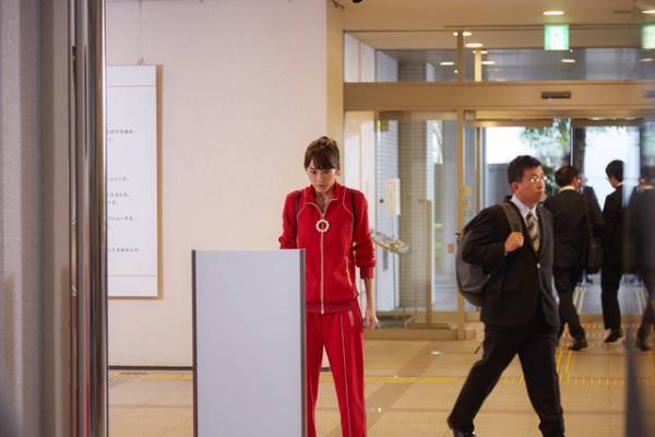 桐谷美玲、個性的なファッションを披露！ ジャージ＆軍服、そして…呪術師!?