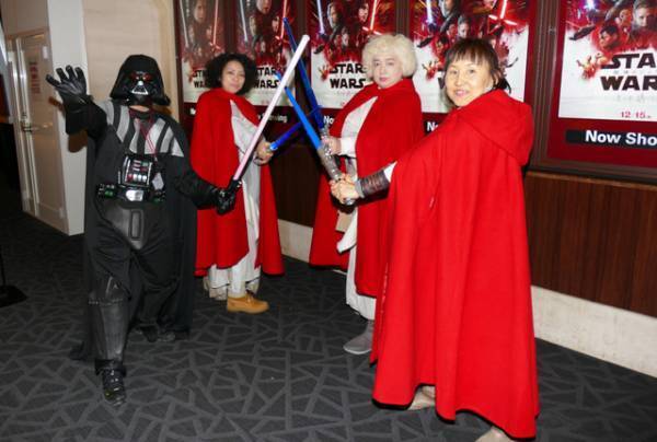 もう待てない！『スター・ウォーズ／最後のジェダイ』前夜祭開催、六本木にはファン900人集結