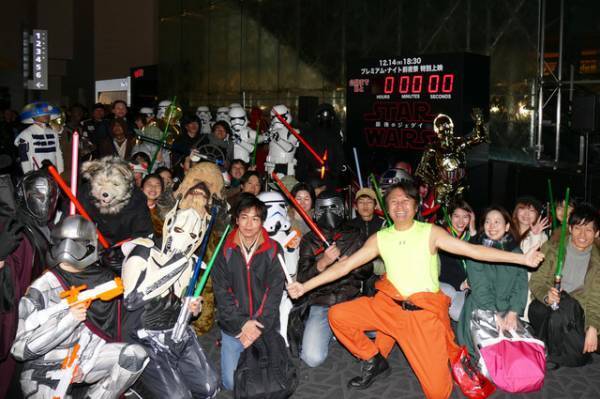 もう待てない！『スター・ウォーズ／最後のジェダイ』前夜祭開催、六本木にはファン900人集結
