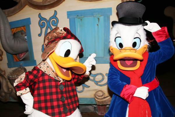 【海外ディズニー】一番人気は誰!?「ミッキーのベリー・メリー・クリスマス・パーティー」のキャラグリが話題！