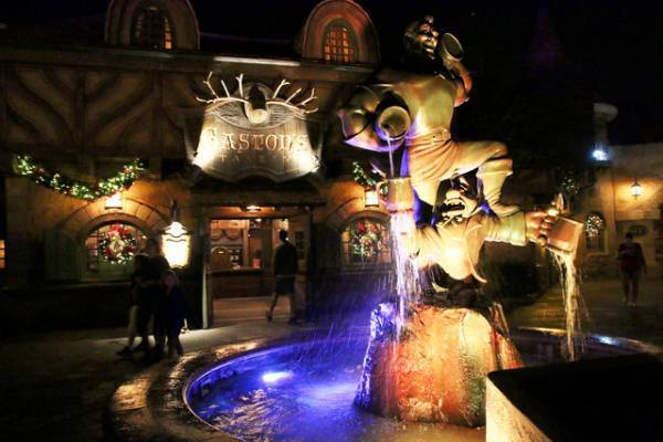 【海外ディズニー】ベルと素敵なXmas！「ミッキーのベリー・メリー・クリスマス・パーティー」に限定フードも