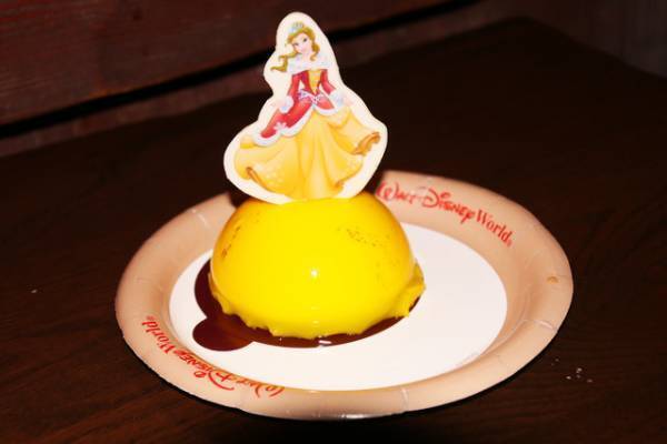 【海外ディズニー】ベルと素敵なXmas！「ミッキーのベリー・メリー・クリスマス・パーティー」に限定フードも