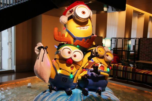 【USJ】ミニオンたちがクリスマス装飾をお手伝い！ホテルにも注目